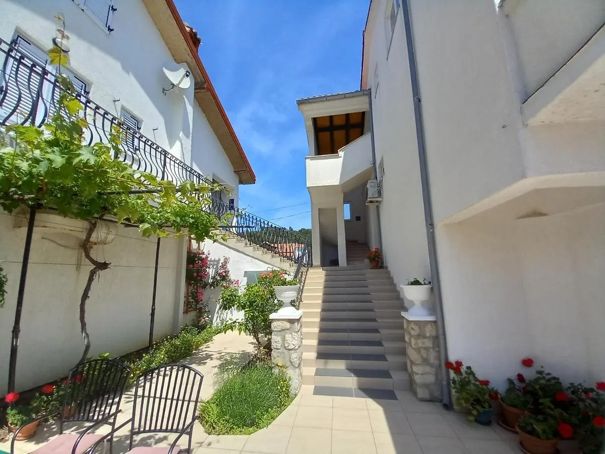 Apartment Preka Palit